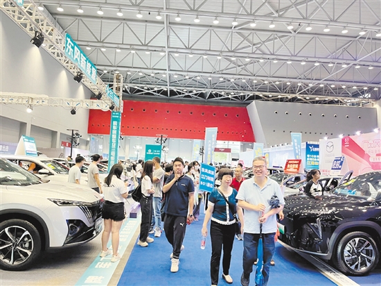本報車展一直吸引眾多市民的目光。